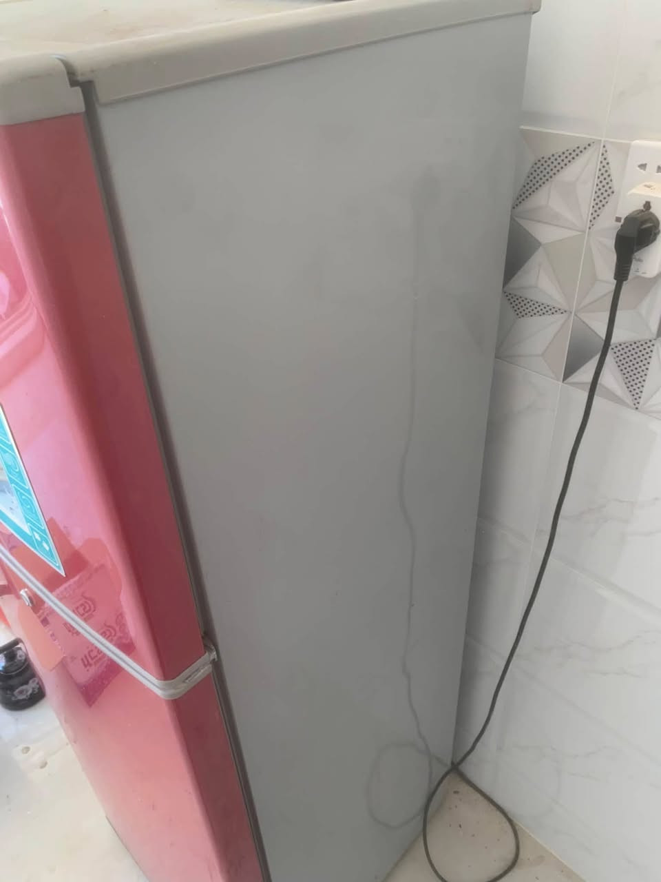 سلام عليكم ثلاجة نضيفة ومامبدل بيها شي سعرها ١٠٠ وبيها مجال مكاني سيدية شارع الكفائات 
لتواصل   ***********
