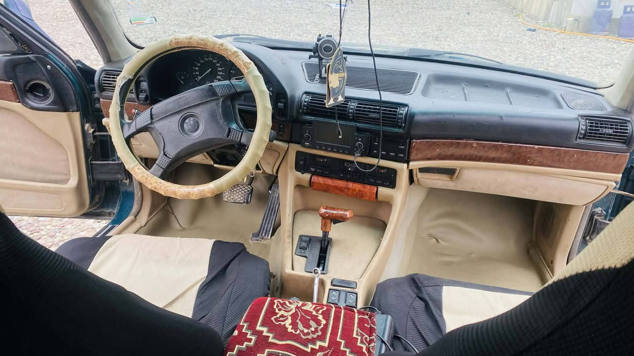 السلام عليكم
للمراوس فقط حسب القناعه
بي ام 730 مسجله فحص نينوى 
 كير ومحرك شرط
تبريد ثلج
شرط التحويل
الاتصال ***********
