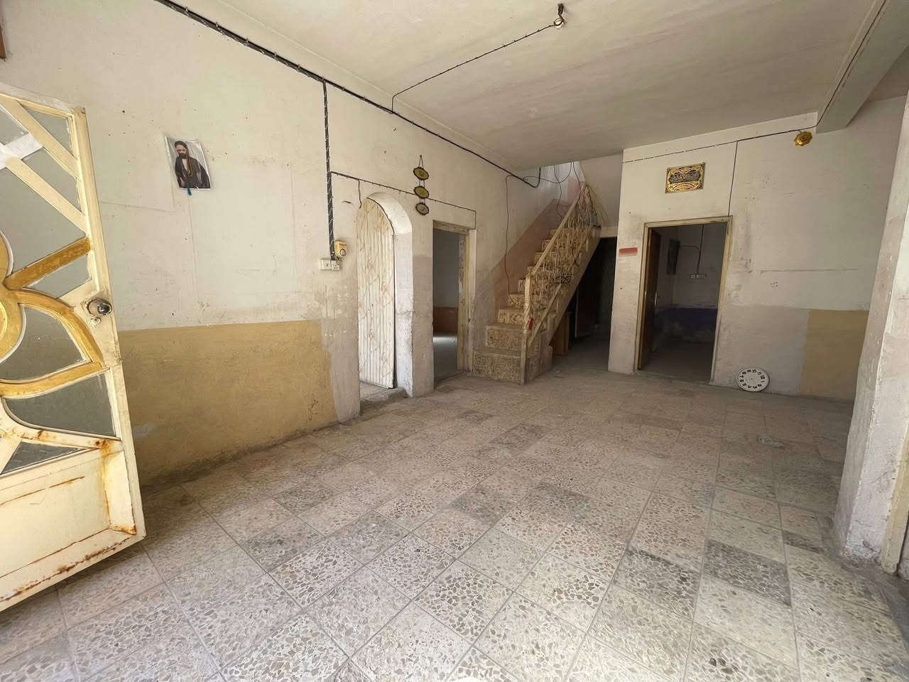 مكتب اكرم الحاتمي للعقار   ***********
==================================

  دار للبيع المساحة 260 متر ركن طابو صرف  

حي ميسان قطاع 22 ركن  عرض الشارع 12 متر 

==================================
                               
   يحتوي ع /غرف عدد 3 وصالة ومطبخ وأستقبال 

وصحيات داخلية وخارجية ومكشوفة وطارمة كبيرة

            بناء طابوق والسقف شيلمان 

                البيت فارغ غير مسكون 

                    السعر 240 مليون  

للاستفسار الاتصال بالرقم  *********** وات سآب 

               او مراجعة المكتب/ اكرم للعقار

               عنوان المكتب النجف الكوفة 
  
   حي ميسان شارع الكيات مقابل اسواق حليم
