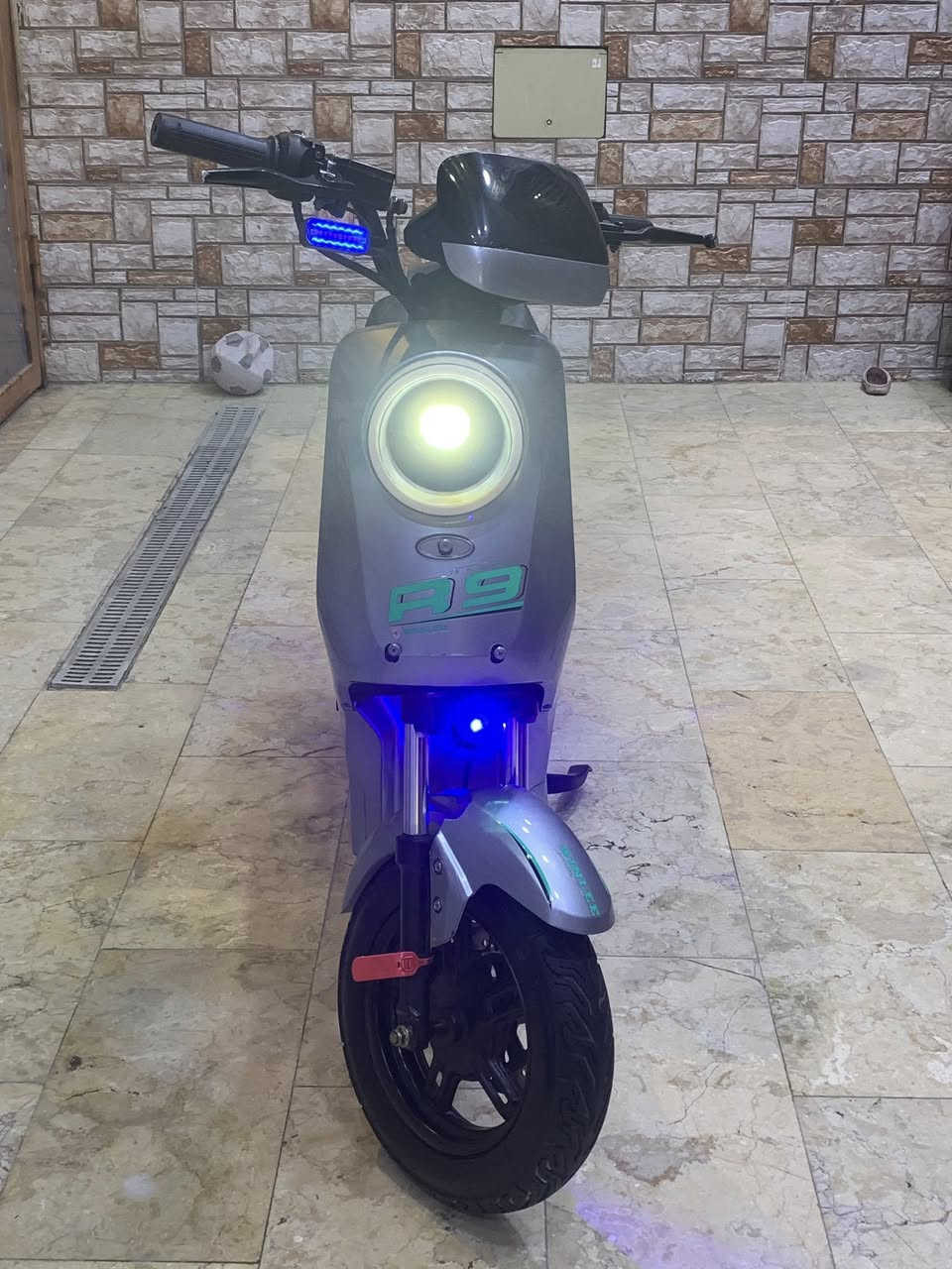 السلام عليكم للبيع او المراوس R9 بحالت الزيرو 5 بطاريات 32 أمبير الدراجه مسويله برمجه يعني مو دراجه عادي تايرات جدد شاشه اعطال اشاير وكلوب كلش حلوات سرعه 109 فجوج برنبو كفات + مري + دكه خلفيه كلهن موجودات وياه سويجات 2+ بصمه+ كارت تشغيل 2 الدراجه ونلي كلش جديده عوزه فقط دكمه مال هورن ودوسه خلفيه مكاني البصره الحيانيه للبيع او المراوس سعر البيع 475 وبيه مجال امراوس نزل الي عدك على الواتساب رقم ***********
