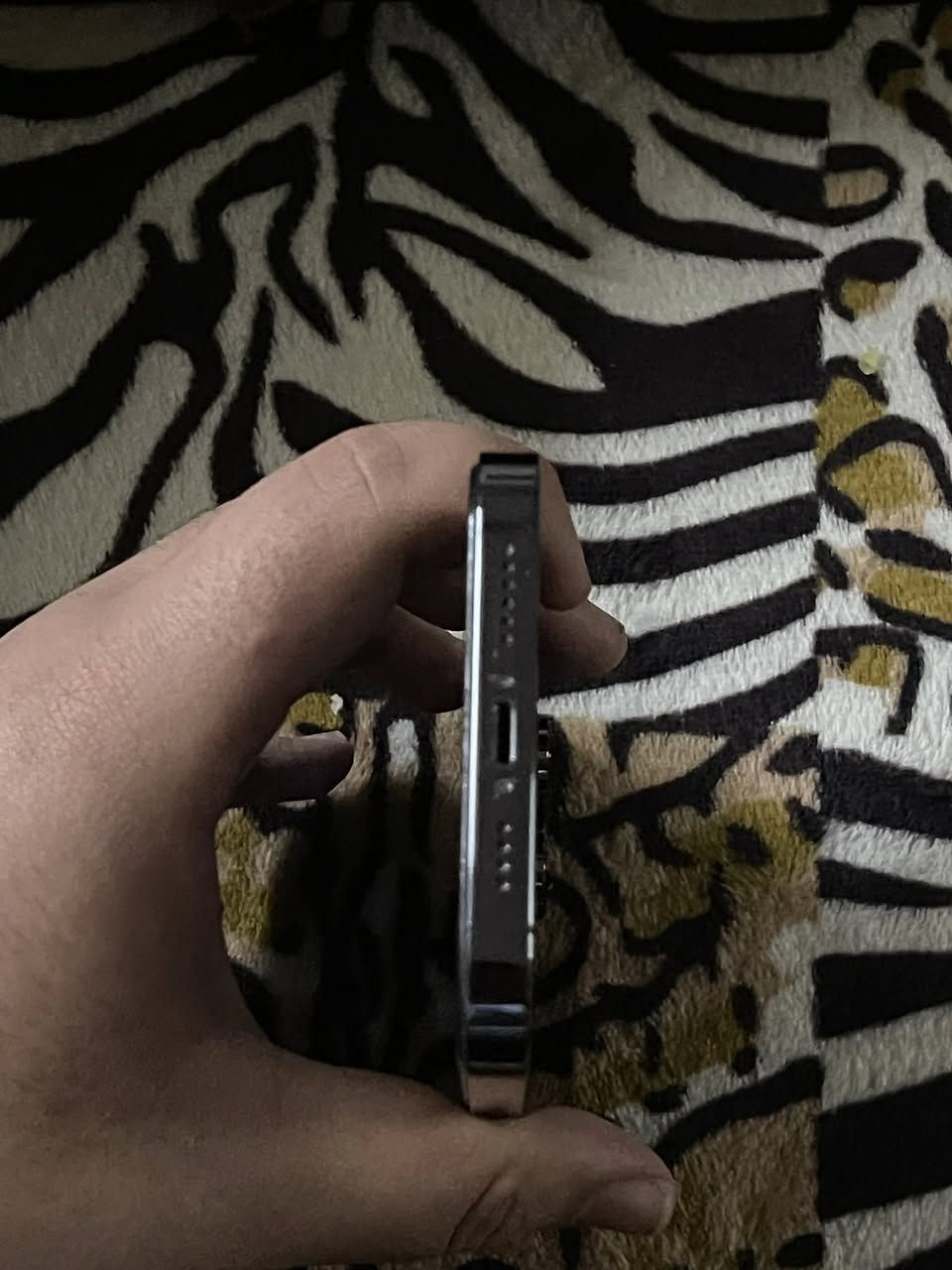 السلام عليكم ايفون 14 برو ماكس ذاكره 256 بطاريه 88 الجهاز كارتونه شاحنه ويا الجهاز زلغ ما بي اذا بي شخط واحد تاخذه بلاش  السعر 850 عنواني بغداد  الحريه للاتصال***********
