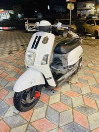 سعرها 800  وبيها مجال  ماكس بوليس 2008 شلعة ومعدل  مكينة ما مفتوحة على...