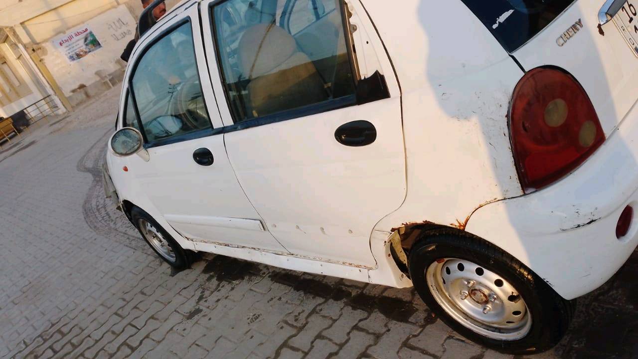 سيارة كيو كيو صاحبها نجف رقم انكليزي بيها ضربات خفيفه صور كما موضح في الاعلى بيها مجال بسيط مستعجله على بيعتها 