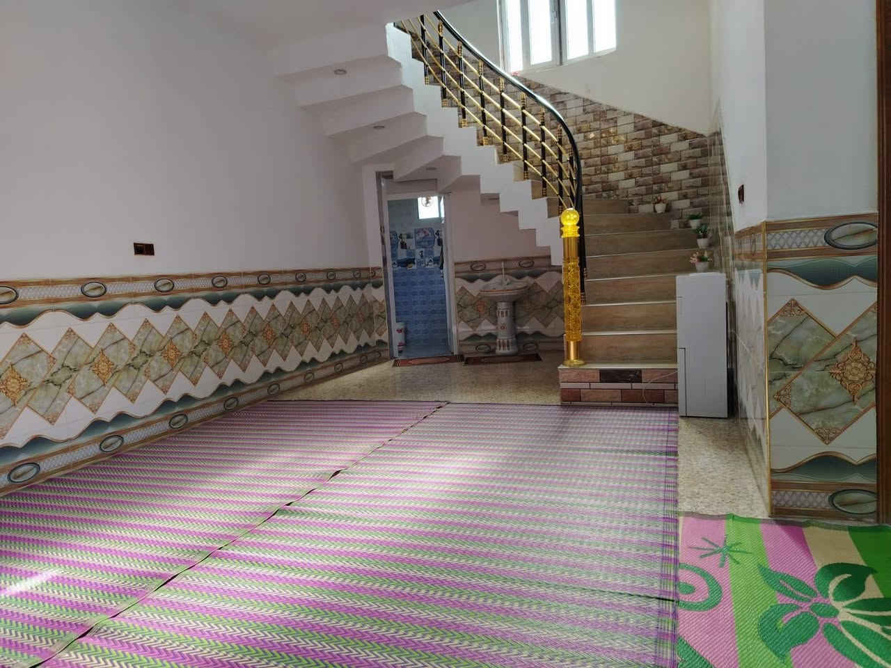 إعلان.....
بيتين للبيع مع مضيف قرب سيد تكليف على الشارع 
بيت جديد كونكريت مسلح مساحة 200متر
أربع غرف
بيت قديم غرفتين 
مضيف 18 متر مع مساحة ونخل
المساحة الكلية دونم اله
***********
