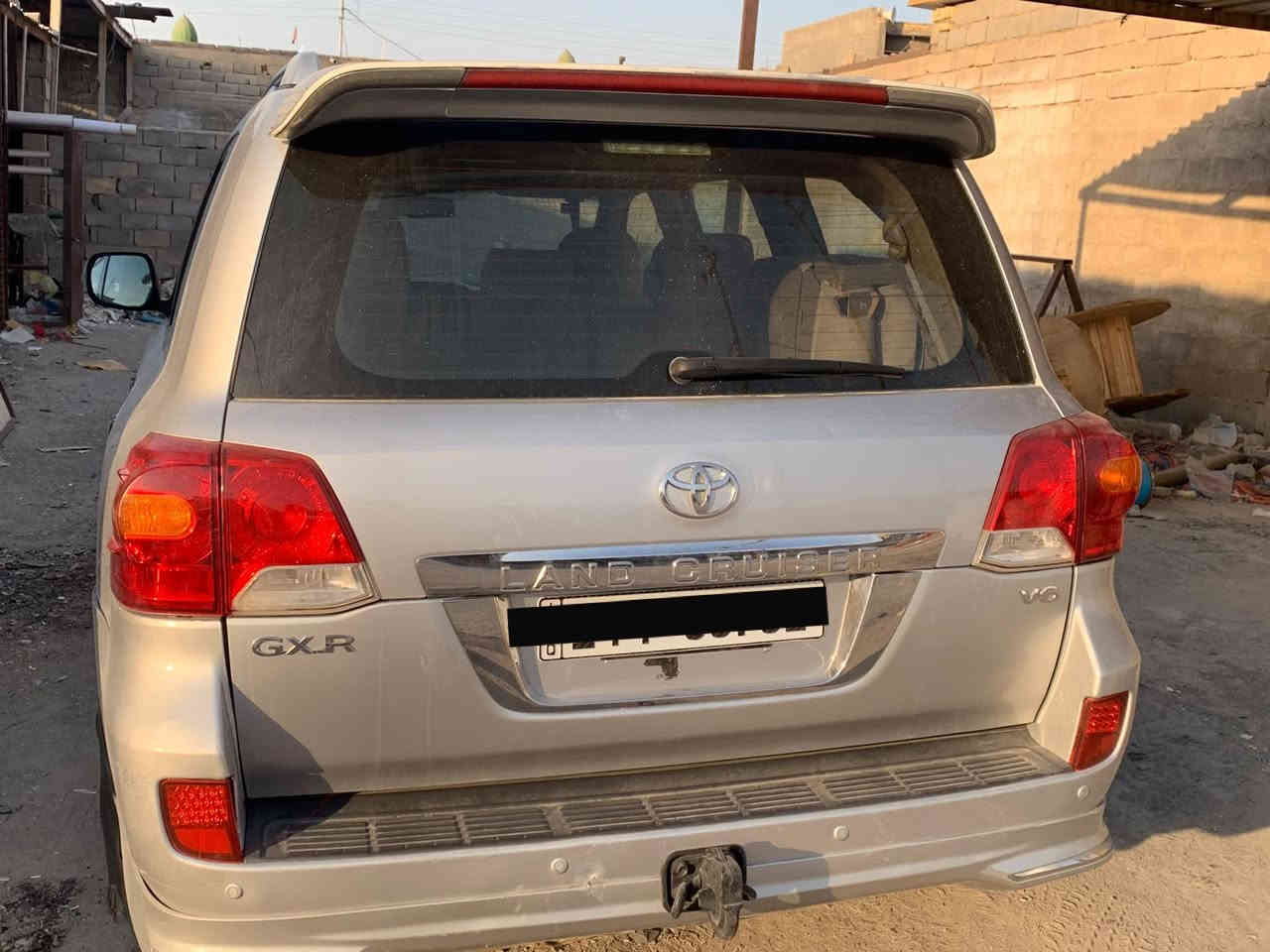 بسمه تعالى 
سياره لاندكروزر  ٢٠١٠  للبيع السياره كفاله عدى ربع جاملغ ايسر امامي  رشه فقط بدون اي دواخل وتصليح  والباقي كفاله ةالسياره فتحة سقف كامره. جديده السياره لمعة الابلاد احلى من الصور.  رقم بصره  مكان السياره بصره سفوان السعر ٢٨٥$ وبيها مجال. والي ايريد تفاصيل اكثر. يتصل ***********  علما ممتواجد ع الفيس  الي ايريد يتصل ع الرقم المذكور ويدلل
