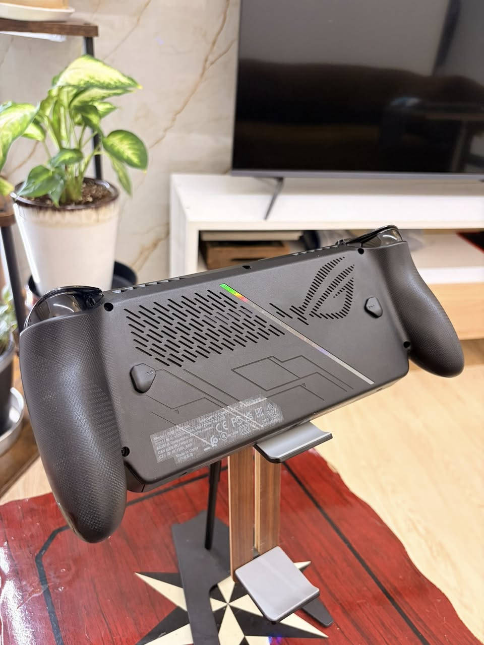سلام عليكم
للبيع جهاز ASUS ROG Xbox Ally X، الجهاز بحالة ممتازة ونظيفة جداً، جاهز للاستخدام ومحمي بالكامل. الجهاز يأتي مع كامل ملحقاته الأصلية والكرتون.
المواصفات التقنية:
 المعالج: AMD Ryzen™ Z2 Extreme (أداء قوي جداً).
 الرام (RAM): سعة 24GB LPDDR5X.
 التخزين: 1TB SSD فائق السرعة.
 البطارية: 80Wh (أداء بطارية ممتاز يدوم لساعات طويلة).
 الشاشة: 7 إنش، 120Hz، دقة Full HD (تجربة بصرية ممتازة).
 النظام: Windows 11 (يدعم مكتبة ألعاب الـ Xbox وجميع منصات الـ PC).
الإضافات المرفقة:
 لزكة حماية (Screen Protector) مثبتة على الشاشة.
 كفر خارجي (White Case) لون أبيض للحماية.
 كامل الملحقات والكرتون الأصلي.
السعر: 1,300,000 دينار عراقي (مليون وثلاثمئة ألف)، والسعر بي مجال بسيط للطيبين.
مكان التواجد: بغداد - حي الجهاد.
للتواصل والاستفسار: يرجى الاتصال على الرقم: 0773204691


**إذا كنت صاحب هذا الإعلان وتريد حذفه لأي سبب، رجاءا أرسل رسالة إلى الدعم الفني**