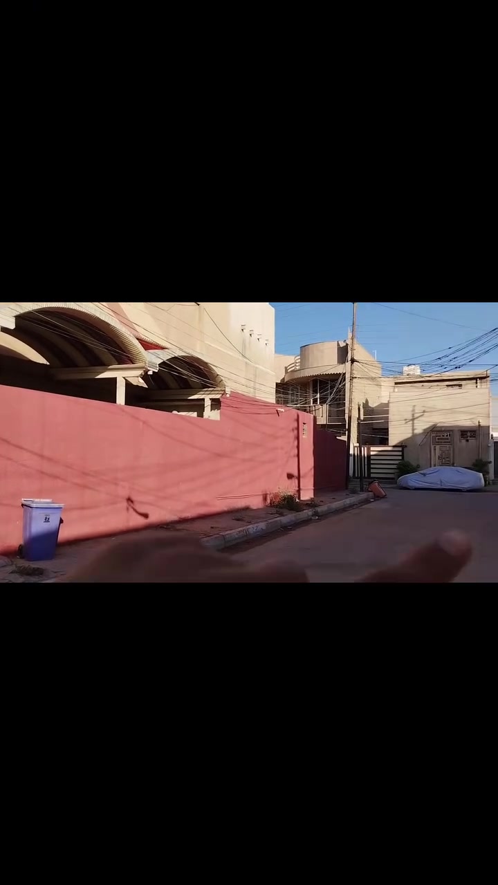 يالله على بركة الله يعلن مكتب العرداوي لتجارة العقار عن عرض دار للبيع. بموقع مميز جدا 📍📍.. التفاصيل👇🏻👇🏻

دار للبيع المساحه 95 متر من اصل 435 متر 
سنة بناء الدار 2018 يعني حديث يباع مع الاثاث ومنظومة الكامرات 
محتويات الدار طابقين.. الطايق الاول يحتوي على مجمع صحيات وصاله واستقبال ومطبخ 
الطابق الثاني يحتوي على غرفتين نوم واسعات ومجمع صحيات ودرج تصعد للطابق الثالث باقي التفاصيل داخل المقطع 

عرض الشارع 10 متر 

الموقع📍
كربلاء ضباط الموظفين مقابيل جامعة كربلاء الدار موقع مميز يصلح سكن للطلاب يعني يصير مشروع قرب جامعة السبطين خلفه سريع حي رمضان وامامه حي الحر وحي المعلمين ومستشفى الولاده كذالك حي الموظفين موقع مميز... 

للاستفسار اكثر الاتصال على الارقام ☎️

***********
‏‪0776 986 7437‬‏.... سيد علي العرداوي
