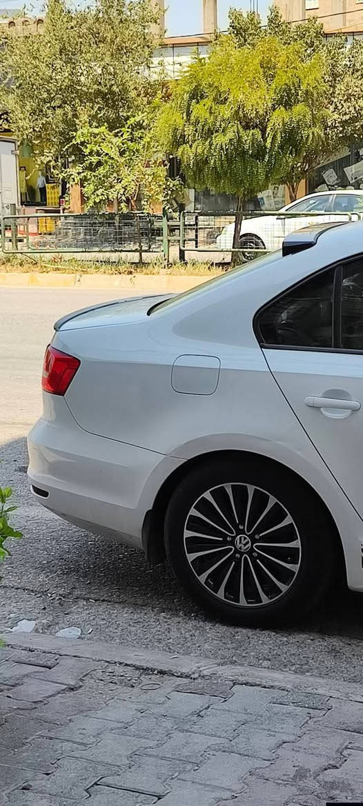 للبيع جيتا مديل 2015 شكل ال16 وارد امريكي
محرك 1.8 توربو 

بصمة تشغيل 

تدفئة كشنات 

تحكم استيرن جهتين 

تحكم مري وهيتر 

شاشه كار بلي ومرر لينك 

مرايه داش كام تصوير خلفي امامي وتسجيل 

تخم تاير جديد نوع اكسليريا اندنوسي ارتفاع ٦٠ معليها شويه 

صدر امامي جديد بالكامل نفظ ومشط استيرن جديد مصار هواي من بدلته ودبلات خلفيه جديده 

منضومة ماء جديده بالكامل راديتر وجوينات واتربم ومساعد واتربم وعكوسه وبراد كله جديد قطرة ماء متنقص 

لايتات زوج جدد وشباك Gli جديد 

حادث السياره جاملغ ايمن فقط مبدل ومصبوغ وبنيد مبدل ومصبوغ والدوسه جهة اليمنه بيها صبغ 

السياره بيها كود واحد فقط مال البوابات الي تصير بالدعاميه ملغيه 

السعر 110$
***********
