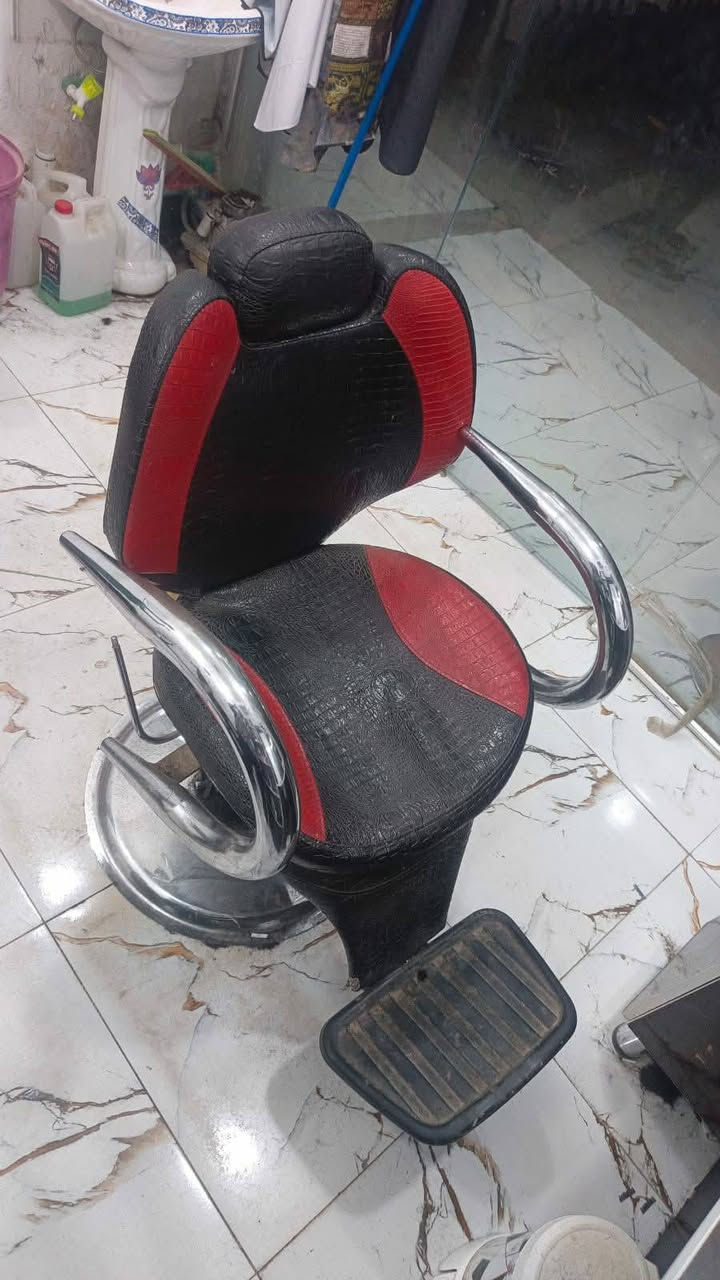 غراض محل حلاقه للبيع بسعر مناسب مكاني ناصريه مركز ***********
