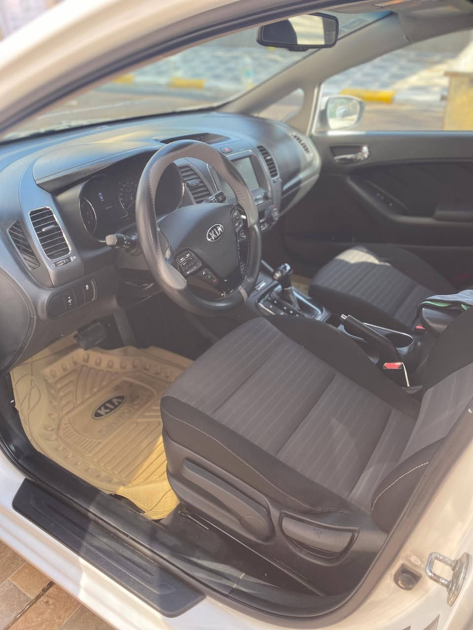 على بركة الله
كيا فورتي ٢٠١٧ بيهه ضرر امريكا باب خلف السايق ويا ربع الجاملغ الخلفي  ايرباك بردة طاك بس الباقي كله شرط بجم كبس وهنا بالعراق باب السكن الامامي وجاملغ خلفي صبغتهه حزام توحيد لون وجماليه بشرط صبغ درجه اولى قبل شهر  كملتهه ورقم وسنوية وهزة جديد باسمي تحويل باي مكان كير ومحرك وتبريد بشرط سعرهه 110 وبيهه مجال مكان السيارة بغداد الحارثية او الزعفرانيه لمعلومات أكثر اتصل *********** اقرو المنشور يله تواصلو رحمه لاهلكم وراح اخلي صور قبل الصبغ وفيديو بالمنشور
