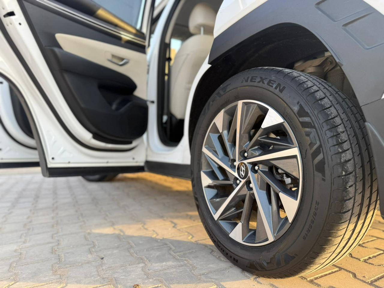 توسان موديل 24 خليجي
السياره نضيفه ماشيه 40 الف
بيها بارد بالجنطة وبيها شخط بالباب والباقي مكفوله ومواصفاتها 
حساسات امامي خلفي 
سايد بريك بصمه 
لايت زينون اصلي شركه 
ويل كب عدد 5
كشنات كهرباء 
تبريد قطعتين 
بردات خلفيه 
نضام مانع انزلاق ونضام نزول منحدرات جبليه 
3 اوضاع قياده سبورت وايكو وعادي 
اشاير بالمري 
مثبت سرعه كروز 
شاحن واير ليس

السعر 206
الله يرزقع الجميع ويسهل امور الجميع 
مكان السياره النجف الاشرف
للتفاصيل اكثر واتساب 
***********
