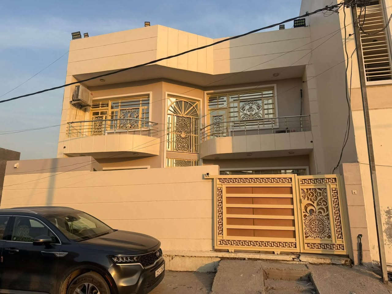 السلام عليكم بيت للبيع في منطقة الدوره الثامنه مساحة 200م يحتوي
كراج+ حمام خارجي+ مطبخ واستقبال
صالة-هول 
غرفه نوم وحمام ومخزن ومطبخ حار 
3 ترك تهويه البيت 
الطابق الثاني
 3 غرف كبار  وحمام وهول
الثالث بيتونه
السعر 418 مليون وبي مجال 
للاستفسار 
***********
