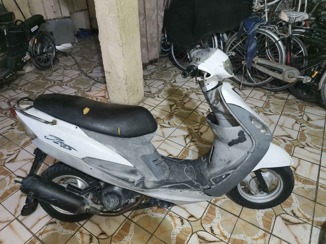 السلام عليكم ماكس منغولي للبيع موديل 2006 بوشه 55 سلف 55 يشتغل فجئه كام يضرب هاف كفرات كامله دراجه حلوه أول هندر تشتغل مكينه ناعمه خير من الله شلعه ومعدل ب450 وبيها مجال حك جيه أو مراوس بماكس عدله رقم ***********
