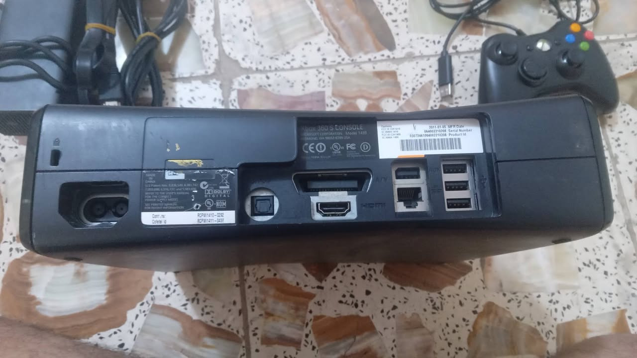 سلام عليكم .....
XBOX 360 Slim شغال ونظيف ( مهكر )
منصب على نظام aurora0.7 و الداشبورد محدث غلى اخر تحديث
الجهاز نظيف مثل ماموضح بالصور بيه هارد 256GB 
بيه 50 لعبة تقريبا كلهن قويات بعض العناوين :
GTA V
GTAVI
GTA San Andreas

COD 1
COD 2
COD 3
COD World at war
COD : Black ops
COD : Black ops 2

Far Cry : classic 
Far Cry 2
 Far Cry 3 Blood dragon

Tomb Raider 2013 معربة
WWE 2014
Dark Souls

Fifa 19 معربة
PES 16 معربة 
PES 13
PES 2006

Portal 1
Portal 2

تجي ملحقات وياه :
المحولة الاصلي + كيبل HDMI + جوي ستك واير عدد ١

المكان : بغداد - الغزالية 
توصيل جميع محافظات العراق 

السعر : 120 الف وبي مجال قليل


**إذا كنت صاحب هذا الإعلان وتريد حذفه لأي سبب، رجاءا أرسل رسالة إلى الدعم الفني**