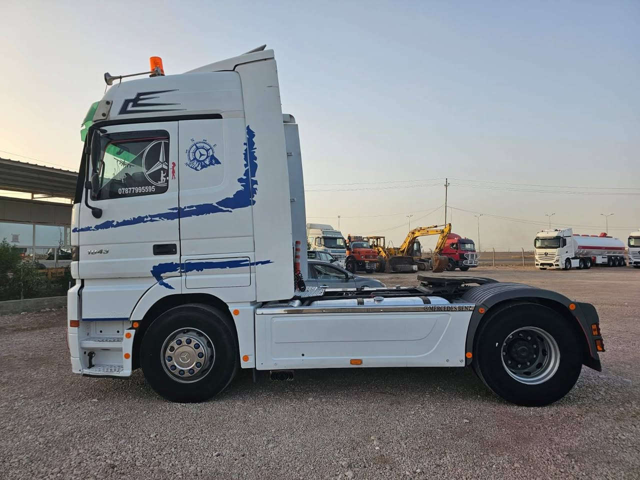 سلام عليكم لبيع كتروس موديل 2001رقم انبار نكليزي مربوطه عربانه فلات جوانب متحركه سياره مكفولة مكان انبار ٥كيلو شراع *********** سعر ٢٥٠
