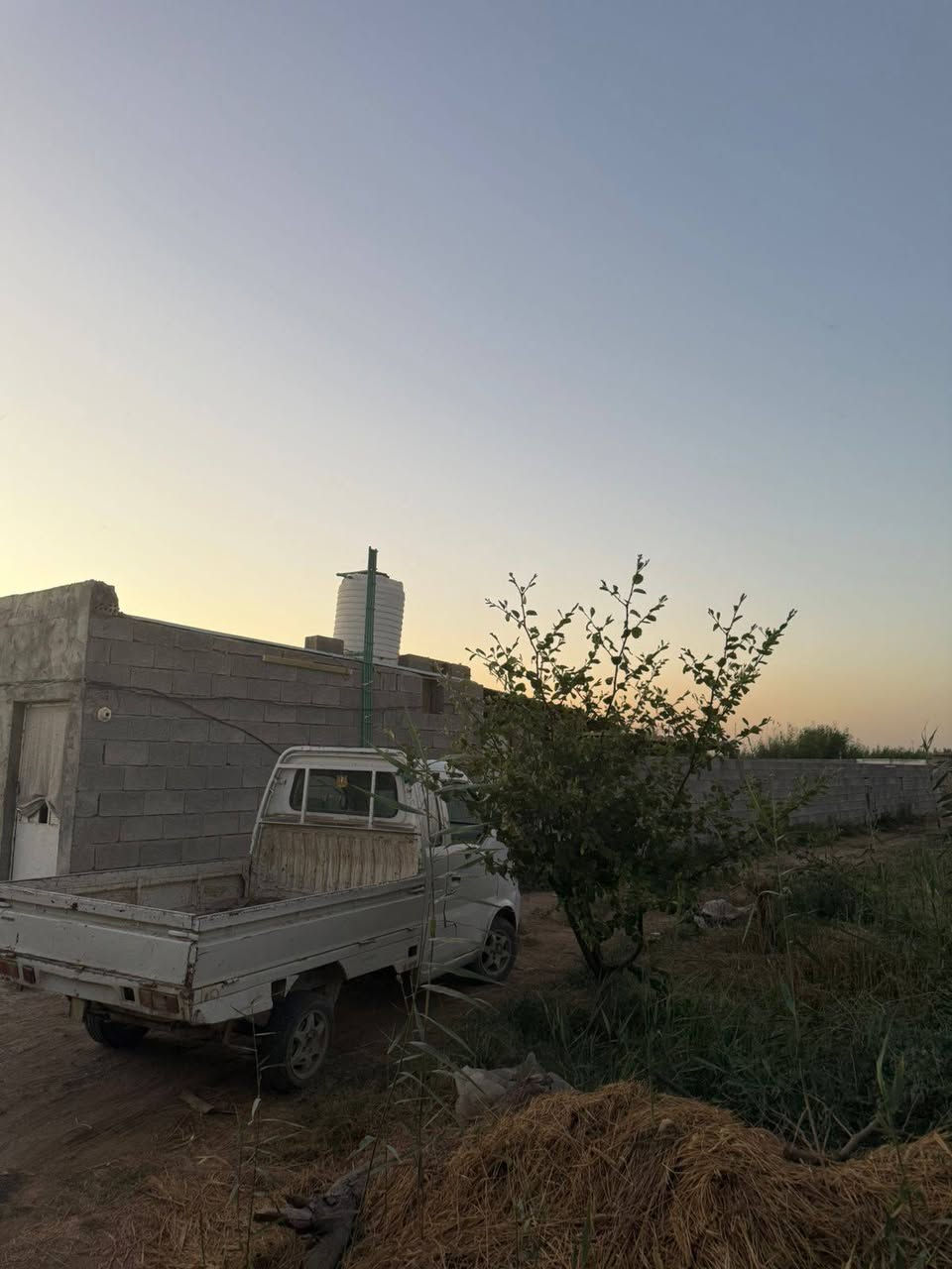 📣 إعلان  بيع عقار مميز (منزل حديث للبيع)
​العنوان: منزل سكني متكامل الخدمات.
الموقع: العزيزية - منطقة الكرامة.
​🔹 المواصفات العامة:
​نوع البناء: بناء حديث (درجة أولى).
​الحالة: جاهز للسكن الفوري ومكتمل من كافة التفاصيل الإنشائية والخدمية.
​🌾 إعلان بيع فرصة استثمارية (أرض زراعية مع حقل عجول)
​نوع العقار: أرض زراعيه استثمارية.
المساحة الإجمالية: 10 دونم.
​🔹 المميزات والمواصفات:
​الإنتاج الحالي: الأرض صالحة جداً للزراعة، ومزروعة حالياً بمحصول(الجت).
​المشروع الاستثماري: تحتوي الأرض على حقل عجول متكامل وجاهز تماماً للتشغيل والعمل.
​📞 لمعرفة السعر ولمزيد من التفاصيل ، يُرجى الاتصال على الأرقام التالية:
​آسيا سيل: ***********
​زين العراق: ***********
