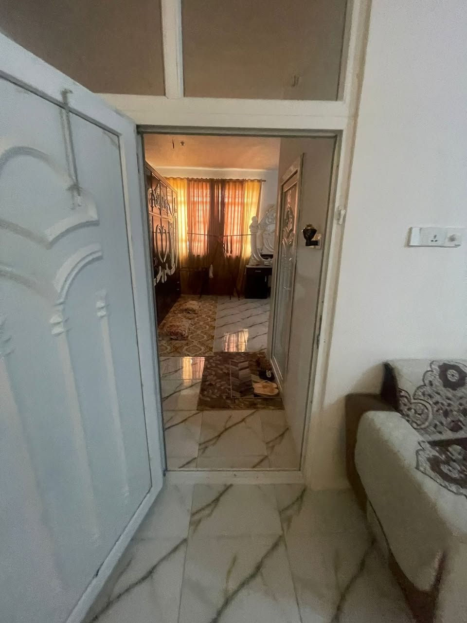 دار للبيع ..  كربلاء شارع البوبيات قرب حي المرتضى
المساحة 500 م
مساحة البناء 160 م
طابقين .. 
الطابق الاول غرفتين
 وصالة ٥ × ٥ و مطبخ حار وبارد ٤ × ٥  
و صحيات عدد ٢
و استقبال كبير ٤.٥ × ٩ 
مع صحياته  .. 
الطابق الثاني صاله مع 
٣ سويتات كبيرة ٤ × ٨  و ٤ × ١٠ و ٤ × ٧ 
باقي المساحة ساحة أمامية  كبيرة 
مع ترك خلف المنزل أيضاً .
للاستفسار أكثر الإتصال بالأرقام 
***********
***********
او زيارتنا للمكتب طريق البوبيات رقم العامود ٧٨
