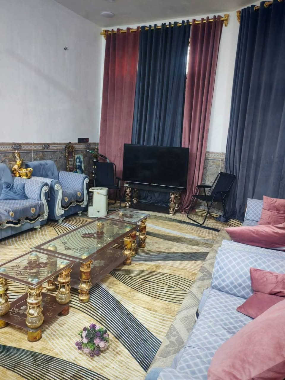 بيت مساحته ٣٤٠ متر تحويل مباشر يحتوي على ٤ غرف نوم ٢ الطابق الأول ٢ طابق الثاتي نوم وصاله كبيره ٢ ممرات عله طول البيت حديقه عرض الشارع ٧ متر البيت بناء ٢٠٢٤ كريطعه الثاني قرب ملعب السلام يبعد عن الملعب ٢٠٠ متر للاستفسار الاتصال على الرقم ***********
