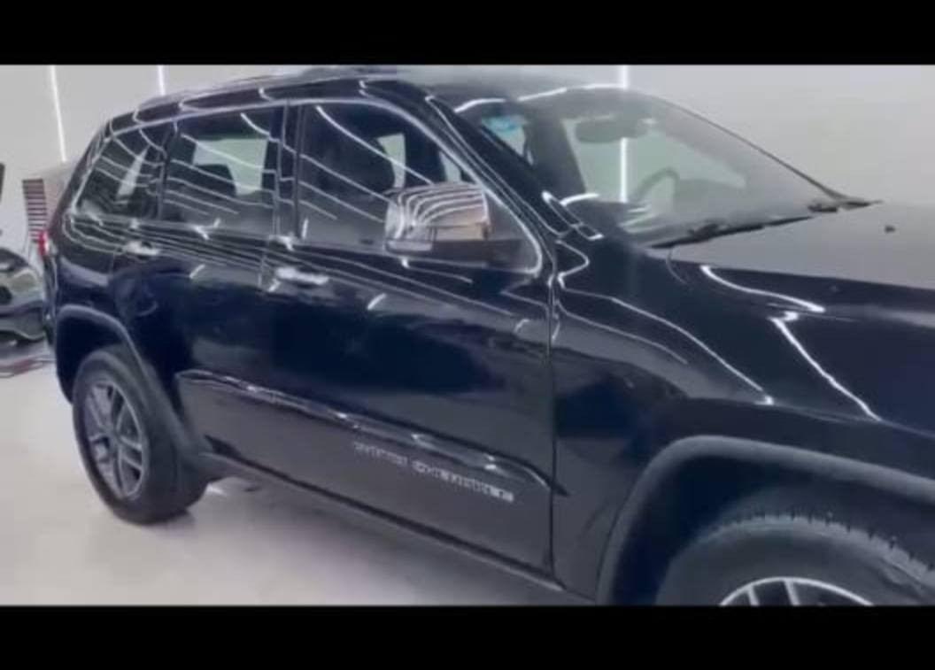 سلام عليكم كراندشروكي سعر ( 240)وارد امريكي موديل 20ماشيه69فول 4ويل فتحه شاشه كبيره تحكم حساسات كامره توقف اطفاء بصمه تشغيل وابواب وجنطه كهرباء كراسي جلد كهرباء منظومة زنون حادث امامي  محرك كير تبريد ممتاز *********** خاص أو واتس
