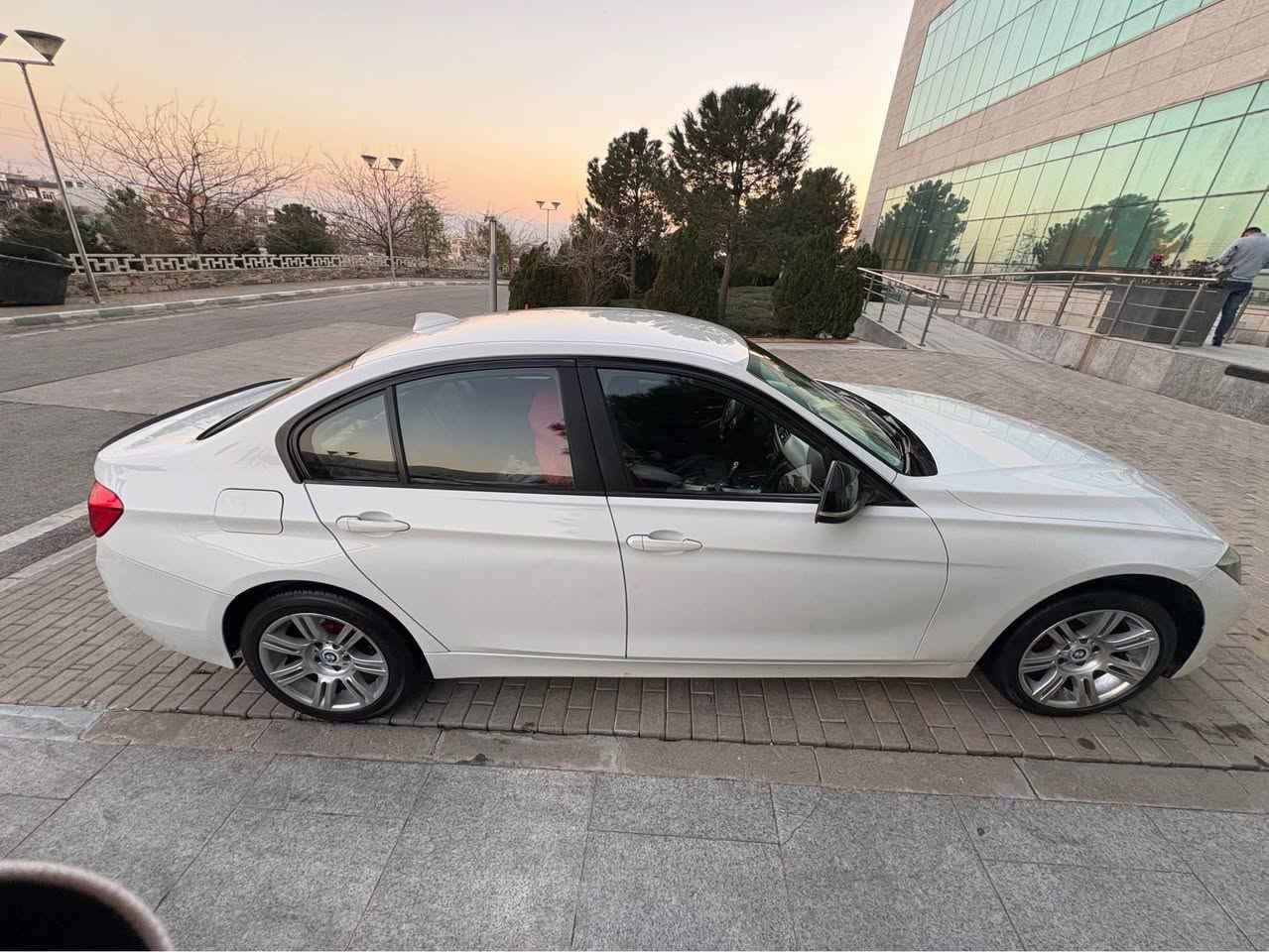 سەیارەکە زۆر جوانە مواسەفات ئەمریکیە زۆر دەمێکە لای خۆمە بە ناوی خۆمەوەیە سەنەوی تازەیە بۆنیتی گۆڕاوە بە بیلاد ٢ پەڵە کارتی هەیە ١٣٨٠٠٠کم ڕۆشتوە شاشە گەورە ناو ڕەش کەشن جلد ماوسی شاشە تەبرید دو زۆن مواسەفاتی جوانە،سيارة كلش نضيفة سنوية جديد باسمي ماشي ١٣٨٠٠٠كم مواصفات أمريكي داخل اسود شاشة كبير كشنات جلد تبريد قطعتين 
*********** السليمانية, العراق
