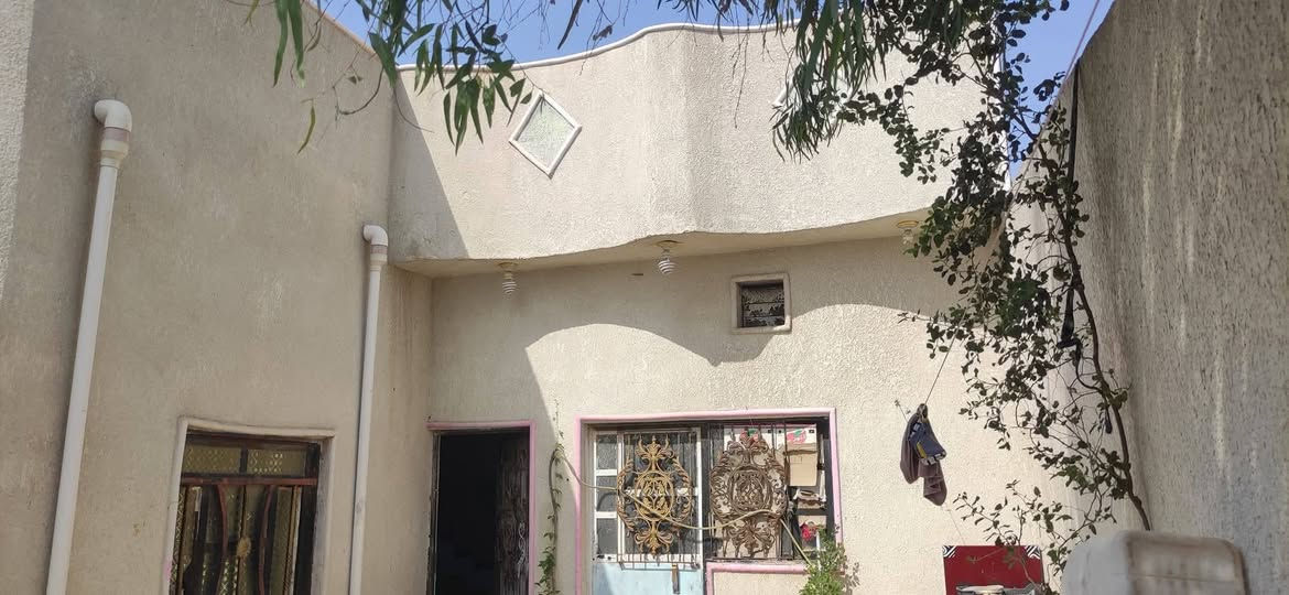 بيت للبيع تجاوز مساحه 150فرعي بناء حديث البيت مسلح كله حتا لبيتونه سراميك سقف ثانوي كهرباء دفن سراميك كله لمطبخ  سراميك لسقف ماناقصه اي شي بي مساحت كراج لبيت بي غرفتين وصاله ومطبخ وديوانيه وصحيات مكانه حيانيه بشعله قريب ع لسوك ولمستوصف  سعره معروض27وبي مجال تجي تشوفه وتدلل ***********
