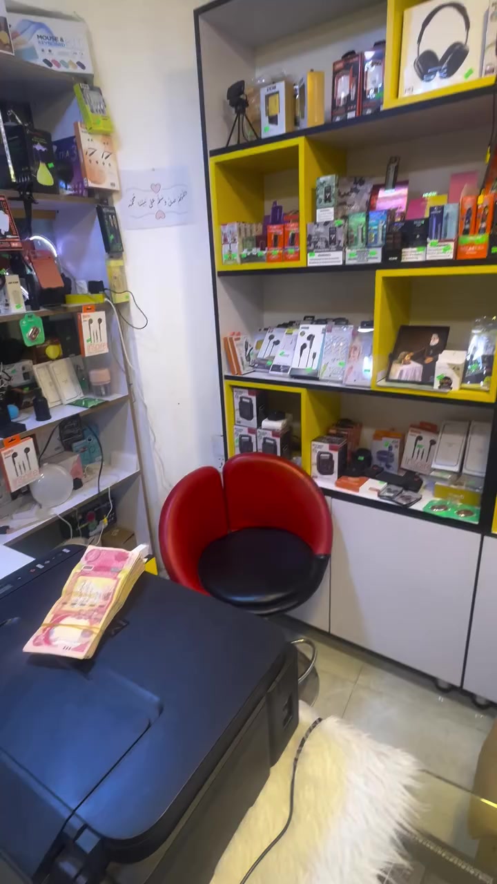 غراض كلهه جديده صار سبوع من مسوك
ورفوفو جديده ابيع جوه جمله. شلع هنه ورفوف 
***********
