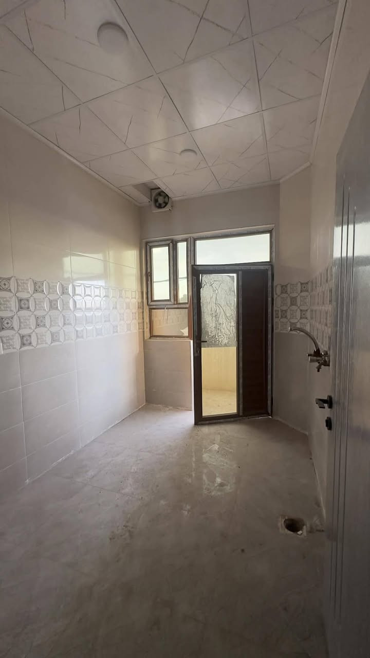 السلام عليكم شقه يجار حي السماح الاركان على الشارع العام موقع مميزه غرفتين هول مطبخ صحيات وستقبال بناء 🏢 حديث فول فول التواصل ***********اسيا ***********
