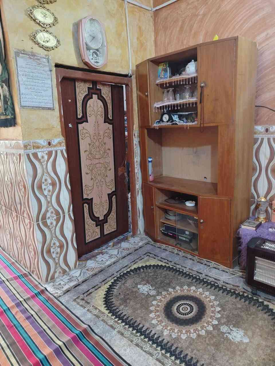 بيت البيع مكون من ستقبال وصاله وغرفتين ومطبخ وصحيات مكانه شارع حسن الوارد
***********
