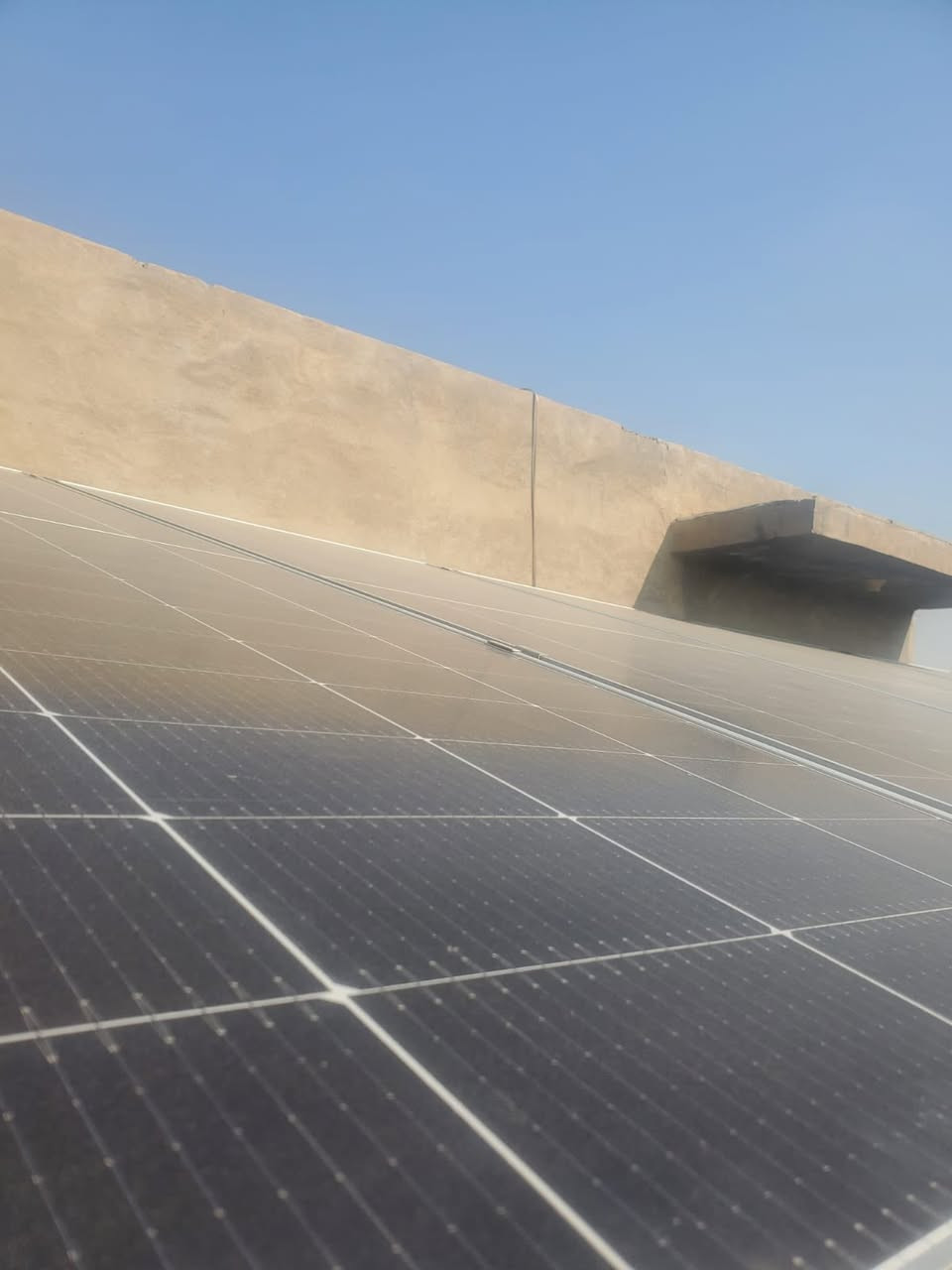 تم تنصيب منظومة في حي بابل
بقدرة ٢٠ امبير نهاري ١٥ امبير ليلي
متكونه من ١٠ الواح لونجي ٦٢٠ واط
انفيرتر ماركة ديا ٦ كيلو 
بطارية حجم ١٥ كيلو ماركة PTT
ضمان الالواح ١٠ سنة
احمد عامر للطاقة الشمسية
***********
