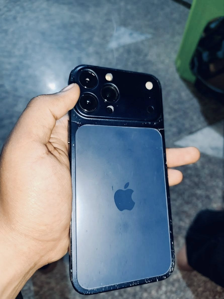 سلام عليكم ايفون للبيع جهاز كلش نضيف انضف من الصور ومكفول بطاريه 89 وذاكره واحد تيرا بس ضهرا مفطور سعر 700 
رقمي ***********
