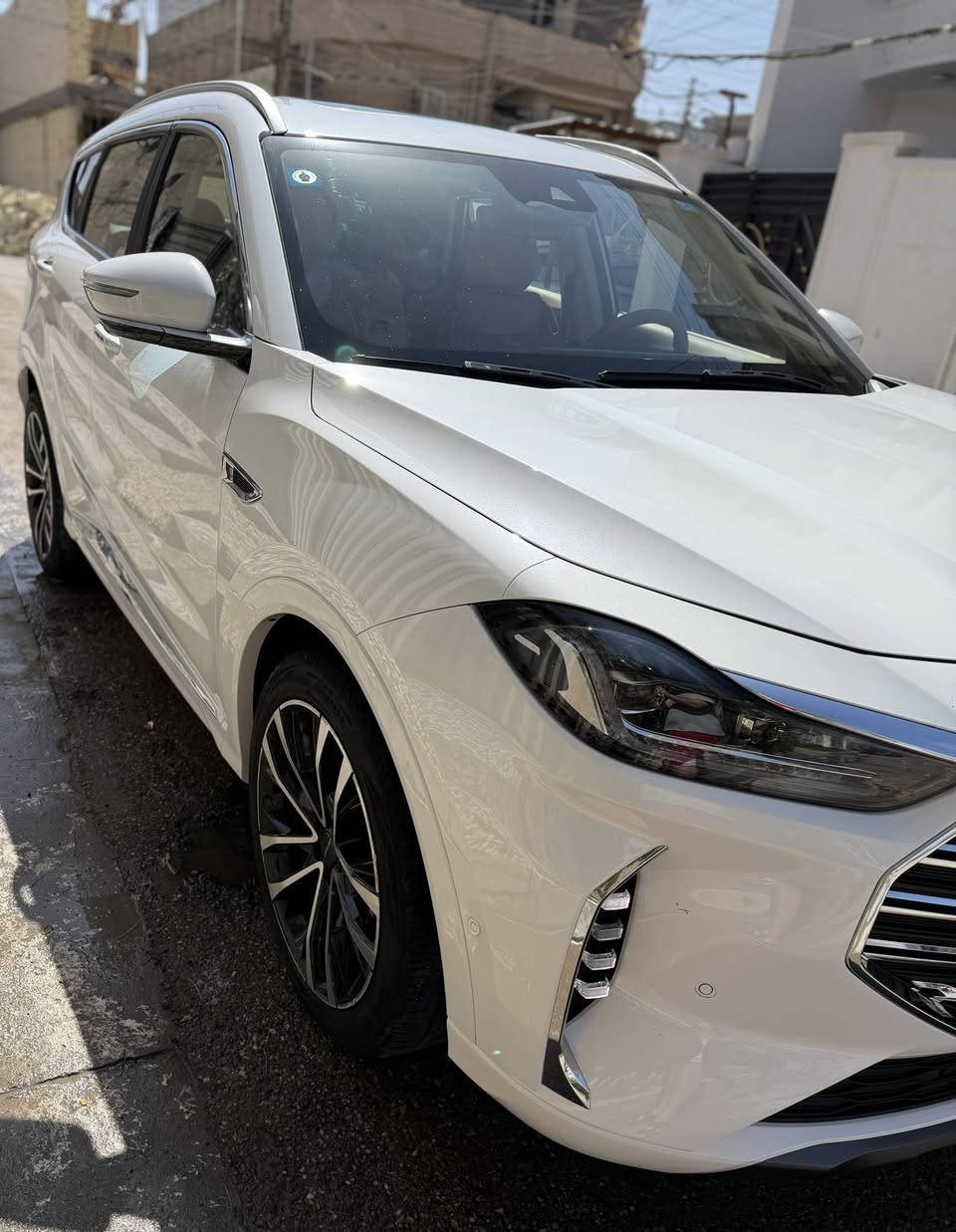 السلام عليكم 
للبيع جيتور X70 Plus لكجري اعلى المواصفات موديل 2024 السيارة ضمان 10 سنوات و بعدها بالضمان مكفولة كفالة عامة من الصبغ والبارد والكشنات مغلفها نفس اللون السيارة رقم بغداد
  
*********** للتواصل

مكان السيارة بغداد السيدية
السعر 25,250,000 د.ع يعني خمسة وعشرين مليون و ميتين وخمسين الف 

المواصفات:
*عدد صفوف المقاعد 3 (7 ركاب ) 
* إطارات قياس 20 إنچ
*فتحة سقف بانوراما 
*مقصورة الركاب من الجلد الفاخر بلونين
*مقعد السائق والراكب كهربائي
*مقعد السائق مزود بذاكرة لحفظ 3 وضعيات الجلوس
*مقعد السائق مبرد ومدفاء
*مقعد الراكب مبرد ومدفاء
*كاميرات محيطية 540 درجة
*شاشة عرض ترفيهية قياس 12.35 إنچ
* لوحة القيادة الكترونية قياس 10.25 إنچ

*نظام صوتي من ٨ سماعات عالية الجودة
*رادار تفاعلي
*نظام تحذير مغادرة المسار
* نظام القيادة شبه الذاتية
*نظام مراقبة النقطة العمياء 
*نظام التحذير من التصادم الأمامي و الخلفي 
*نظام الكبح التلقائي في حالة الطوارئ
* إنارة محيطية
* إنارة ترحيبية
* المرايا الجانبية قابلة للطي كهربائياً ومدفئة
* شاحن هاتف لاسلكي سريع
*الأضواء الأمامية والخلفية أوتوماتيكية ليد(LED)
* مسند الذراع الوسطي مع ثلاجة
*نظام الدخول الذكي (بصمة)
* صندوق كهربائي
* نظام الفرامل اليدوية الاوتوماتيكي Autohold
*مكيف مع شاشة تحكم منفصلة للصف الثاني
*نظام مساعد صعود المرتفعات
*وسائد هوائية امامية وجانبية عدد 6
*نظام المكابح المانعة للانغلاق
*نظام التحكم بالثبات 
*نظام التحكم نزول على المنحدرات
*داش كام - DVR
*نظام تنقية الهواء PM2.5 مع فلتر N95
*قفل وفتح النوافذ والسقف باستخدام البصمة
