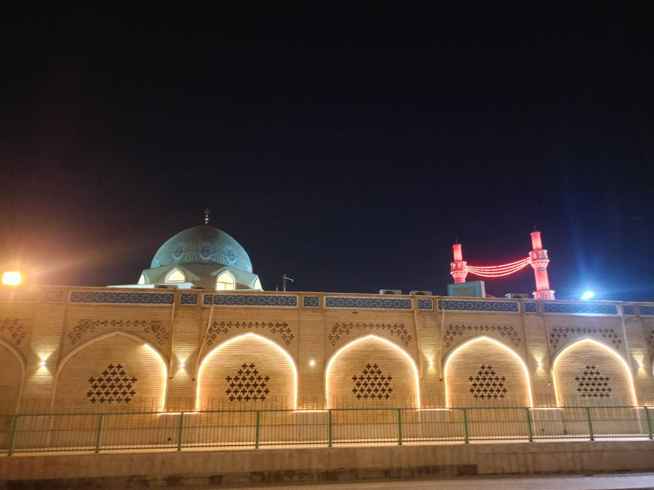 سلام عليكم
بيت للبيع.........؟ 
بيت مساحة 100متر للبيع 
خلف مسجد السهله شارعين 
خلف طابو يعني كافت الخدمات بي ماي كهرباء 
كامله معامله مال تطويب 
بي غرفه وصاله ومطبخ وصحيات  وساحه بيه حديقه 
وهذا رقم اتصل بي واتساب ***********
@إشارة

