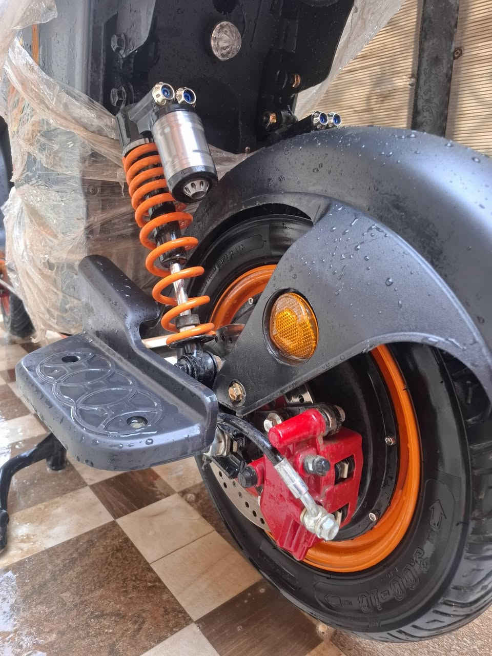 دراجه شحن للبيع فول مواصفات بعدها بجيسها شغال سويج بصمه وكارت لايتات اماميه عالي ناصي بريك أمامي خلفي ٤ كير واكيد شاحنتها هم  وياها حجم ٢٠سرعتها تقره ١٢٠ تحمل راكبين وايضاً بيها درع للماطور وسعر خاص***********
