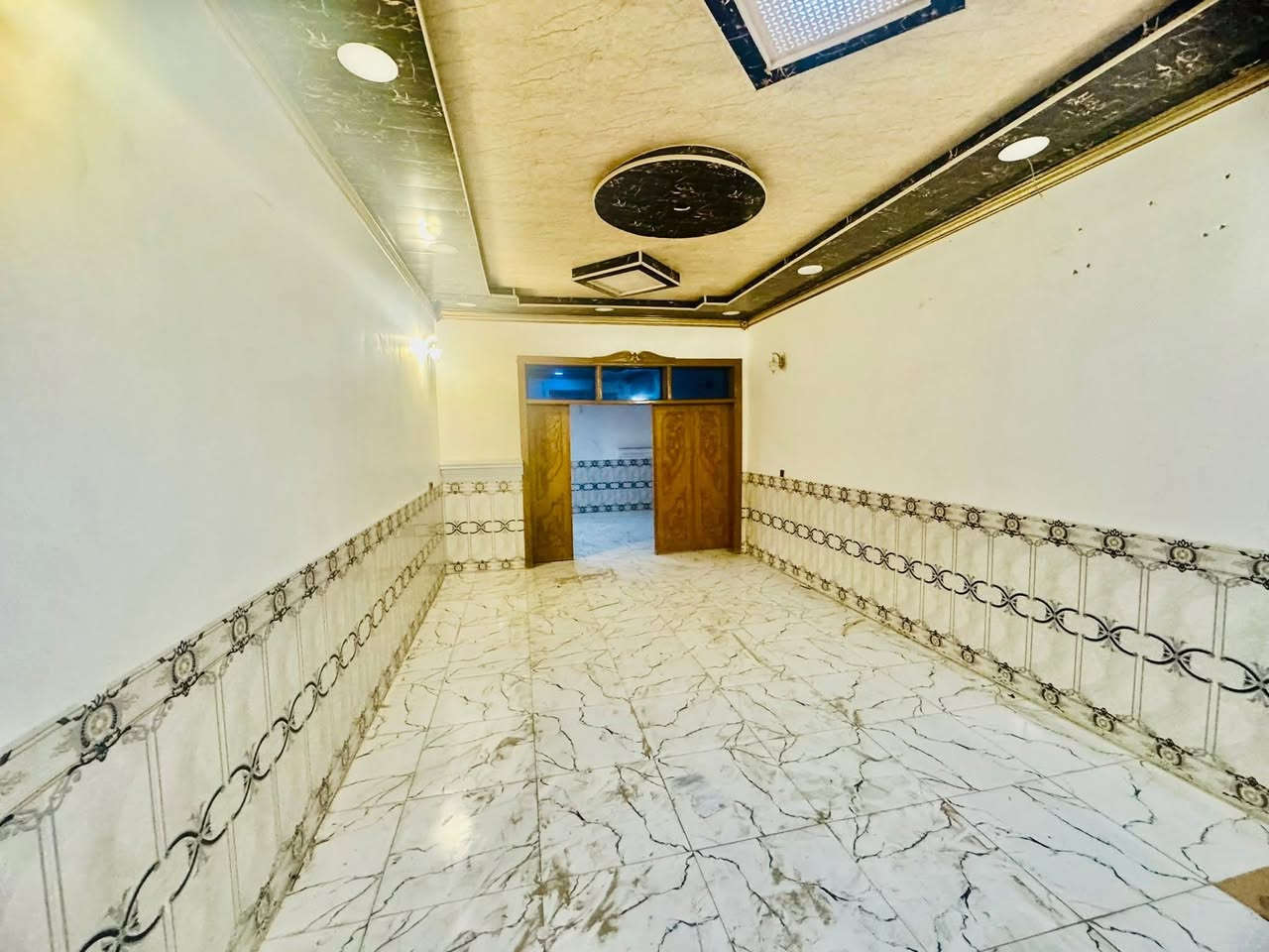 بيت ٢٠٠ متر ايجار مجمع بيتي ٢
مقابيل الصلطان طابق ونص
يتكون من ستقبال بطبخ صالة
فوك وجوه غرفه عدد ٢ صحيات عدد ٣منور إيجاره ٣٥٠ الاستفسار وبي مجال 
***********وتساب
