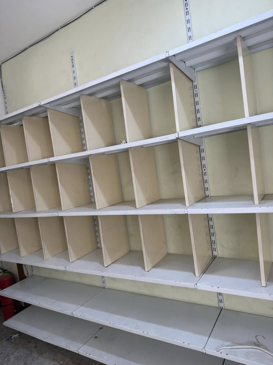 السلام عليكم رفوف للبيع 
الأعداد
سجة (مسطرة) قياس 240 سم العدد 66 قطعة 
بليت (رف) قياس 100*40 سم العدد 260 
بليت (رف) قياس 50*40 سم العدد 40 
بليت (رف) قياس 100*30 سم العدد 8
ذراع (حامل رف ) قياس 40 سم العدد 400
ذراع (حامل رف ) قياس 30 سم العدد 10
الرفوف وياهن قواطع خشب احنة مصمميهن ومنفذيهن 
السعر خاص 
او على رقم التلفون التالي ***********
