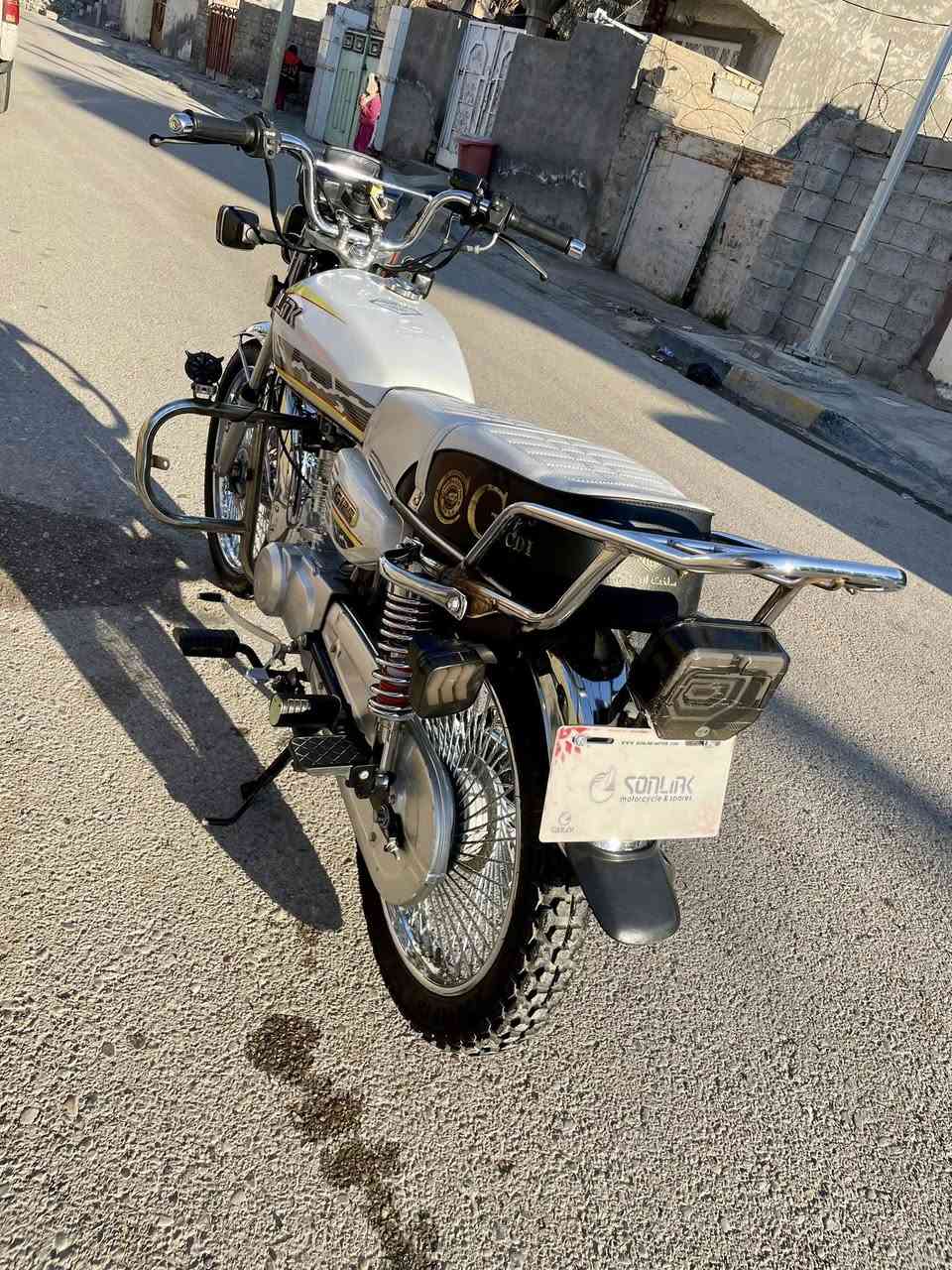 السلام عليكم
تايكر 2024 دراجة بلادية ومكفولة كلهة شغالة مابية كل نقص اوراقهة موجودة سعر 600 الف وبية مجال بسيط حك الجية 
بلدروز حي العصري ***********
