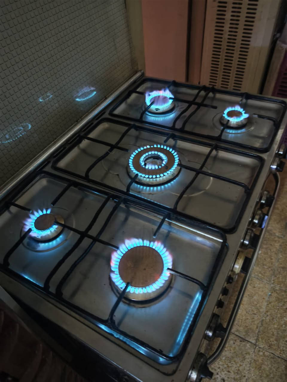 مبردات الحجم الصغير قفل على 50 الوحده والحجم الكبير على 75 طباخ فريش جديد قفل بدون عمله 140 كاونتر عامودي عدد 2 قفل الواحد 50 ميز تواليت صاج تكمه نهايته 40 مجمده جديده تشتغل بس متبرد نهايته 50 ليحب يتصل ***********
