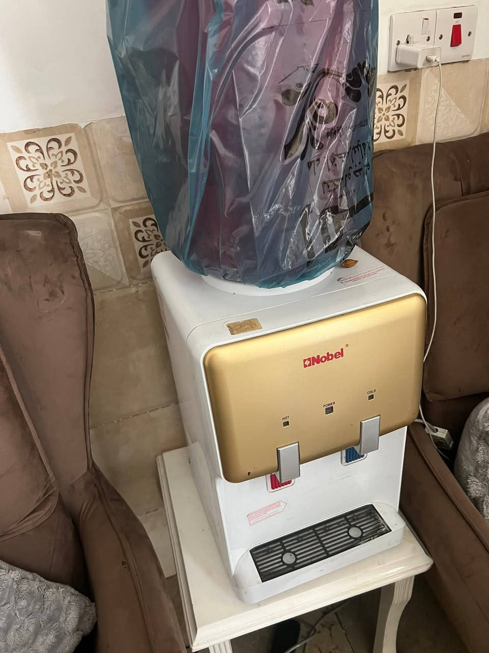 ثلاجةشينون مع مجمدة سعرها ٤٥٠ بعدها جديدة
براد منظدي سعرة ٥٠ شغال حار وبارد 
دوشك نفرين سعرة ٣٥
كاونتر بدون سنك سعرة ١٥٠
مكان بغداد
واتساب ‭***********‬
***********
