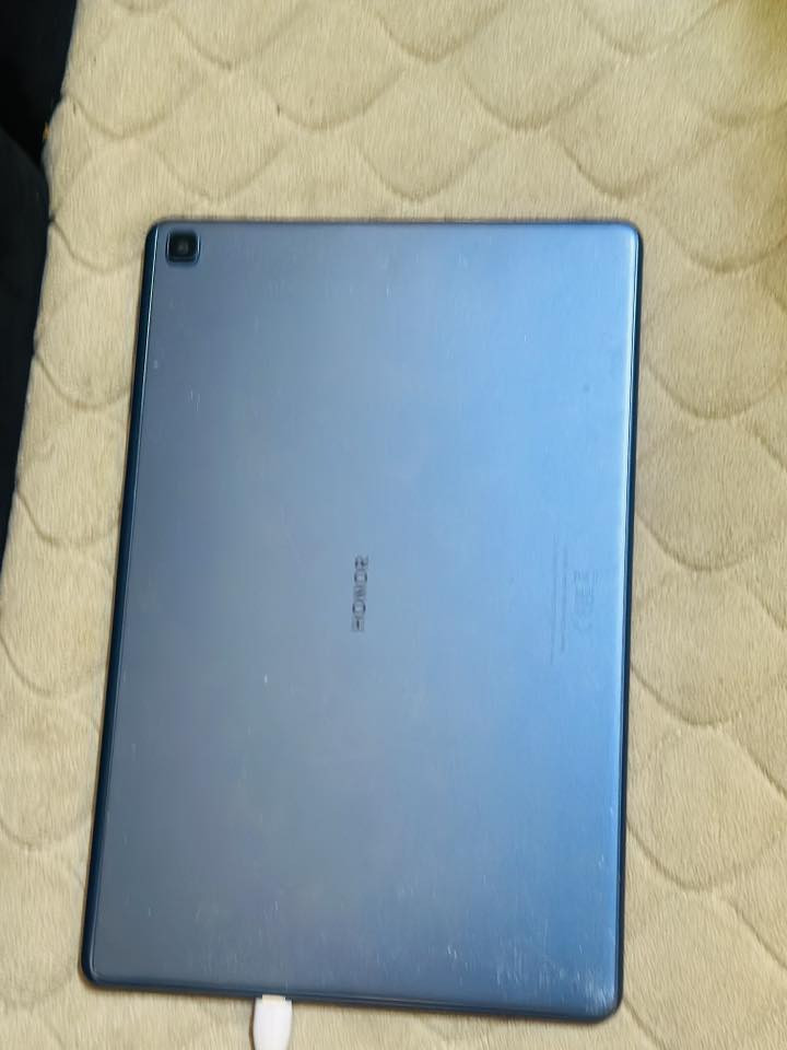 تابلت
Honor Pad X8

مستخدم بي فطر بل شاشة 
السعر 100 
التواصل واتساب ***********
