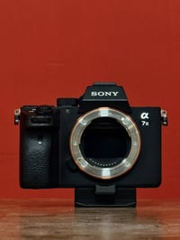 كامرة a7iii للبيع جديدة استخدمها بسيط وكلش كلش نضيفة انضف من صورة اللة...