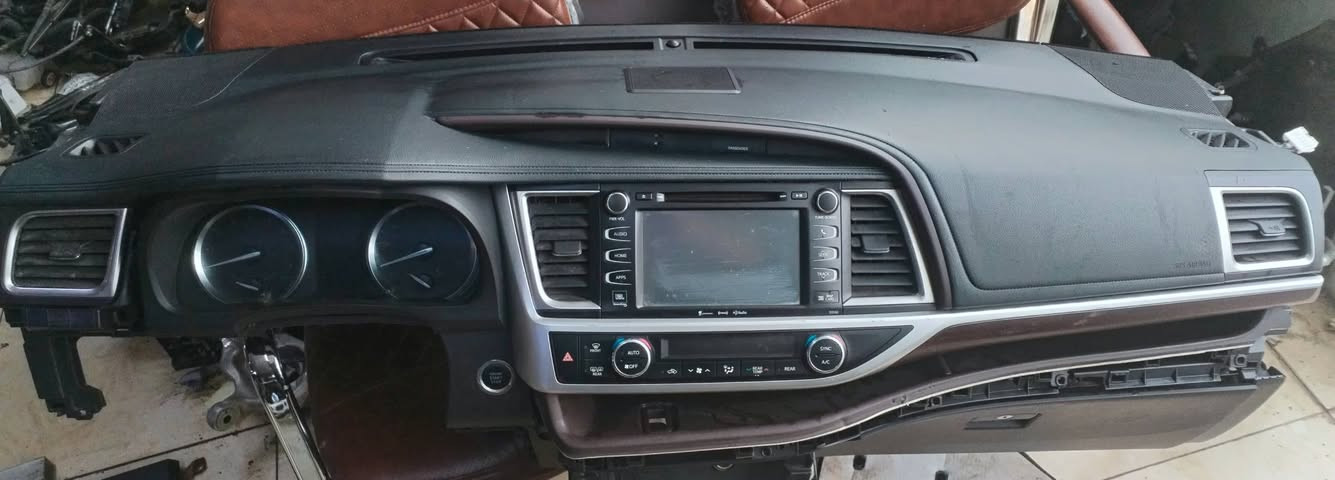 تخم ويل كب كروم  هايلاندر 2016__2019  فئة لمتد،  مشلن،  تفصيخ 
دشبول هايلاندر 2016_ 2019
شوته بلاديه تفصيخ
مبخره بلاديه تفصيخ
رادار امامي  اصلي تفصيخ وارد امريكي 
***********  واتس اب
