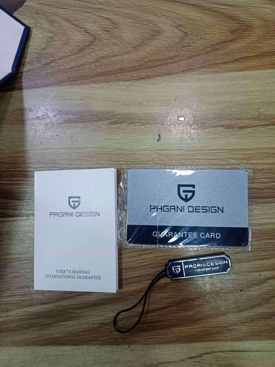 تُظهر الصورة ساعة Pagani Design (طراز PD-1644)، وهي ساعة يد فاخرة للرجال تتميز بتصميم "الباندا" المستوحى من ساعات السباق الكلاسيكية. 
المواصفات التقنية
الحركة: تعمل بحركة كوارتز يابانية دقيقة (Seiko VK63 Mecha-Quartz) لضمان دقة ضبط الوقت.
المواد: الهيكل والسوار مصنوعان من الفولاذ المقاوم للصدأ عالي الجودة.
الميزات:
كرونوغراف (ساعة إيقاف) مع ثلاثة أقراص فرعية.
إطار خارجي من السيراميك يحتوي على مقياس "تاكيمتر" (Tachymetre) لقياس السرعة. أربيل, العراق


**إذا كنت صاحب هذا الإعلان وتريد حذفه لأي سبب، رجاءا أرسل رسالة إلى الدعم الفني**