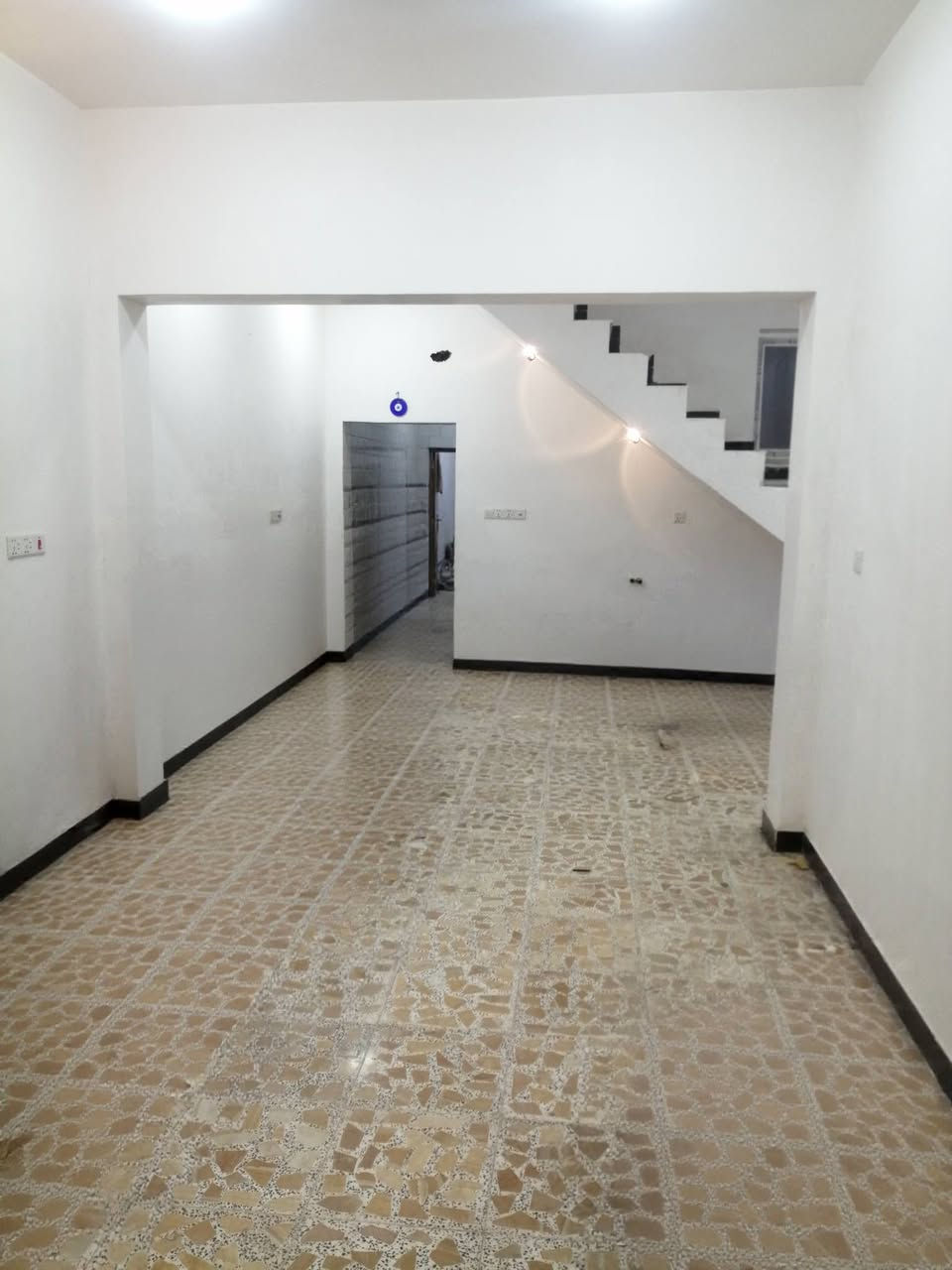 السلام عليكم دار للبيع:
المساحة 100م 
بناء درجه اولى 2023 البيت نظيف جدا الي يحب يجي يشوفه باي وقت 
طابق واحد ( استقبال مفتوح على الصاله- مطبخ - حمام - مكشوفه - وغرفه واحده - بيتونه) 
البيت جديد مثل ما ذكرت وفارغ يعني كبل تشيل ✨
اي استفسار اتصل على الرقم وبيك خير وتدلل
***********
العنوان: الجمعية - شارع الوائلي- في فرع جامع محمد الامين
السعر 127 وبي مجال
