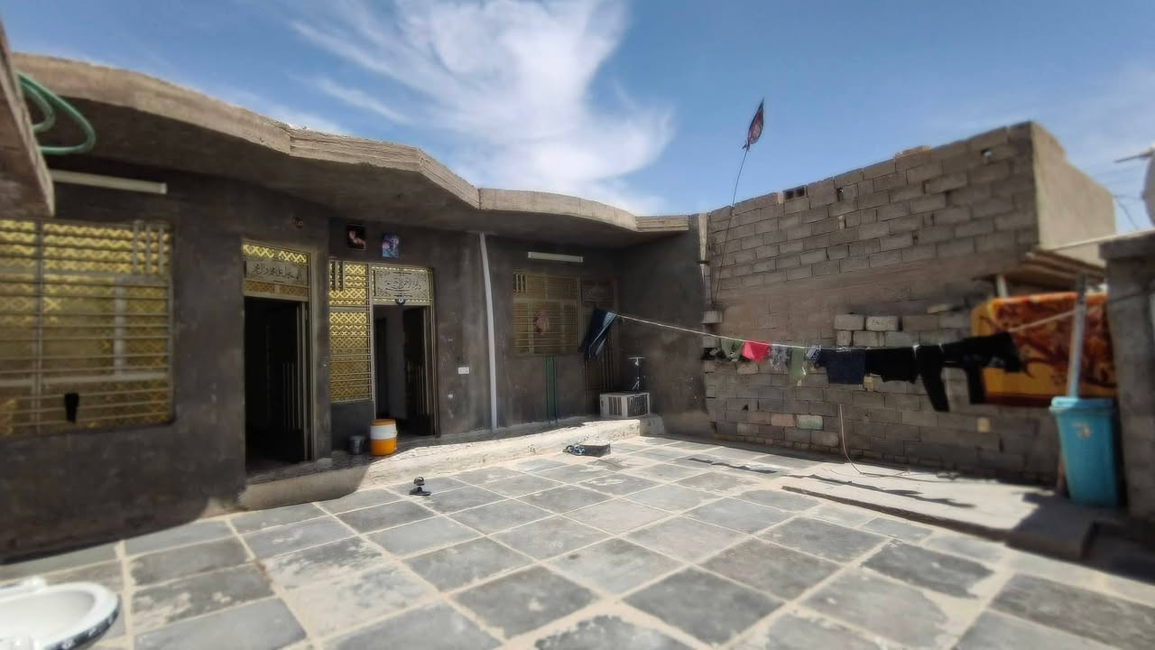 سلام عليكم دار للبيع مساحة 250 بناء بلوك گلاب حديث يحتوي على 3 غرف كلهن على 5/4 استقبال 6.5×4 مطبخ 3×3 صالة 4×6 صحيات خارجيه.. خدمات ماي كهرباء تبليط بيت مرتب وعالي ع شارع... عنوان حي تحرير خلف محطة ماي سيد گاطع 
#ملاحظة_مكلف بالنشر»»» لتواصل ع رقم  ***********
‏
