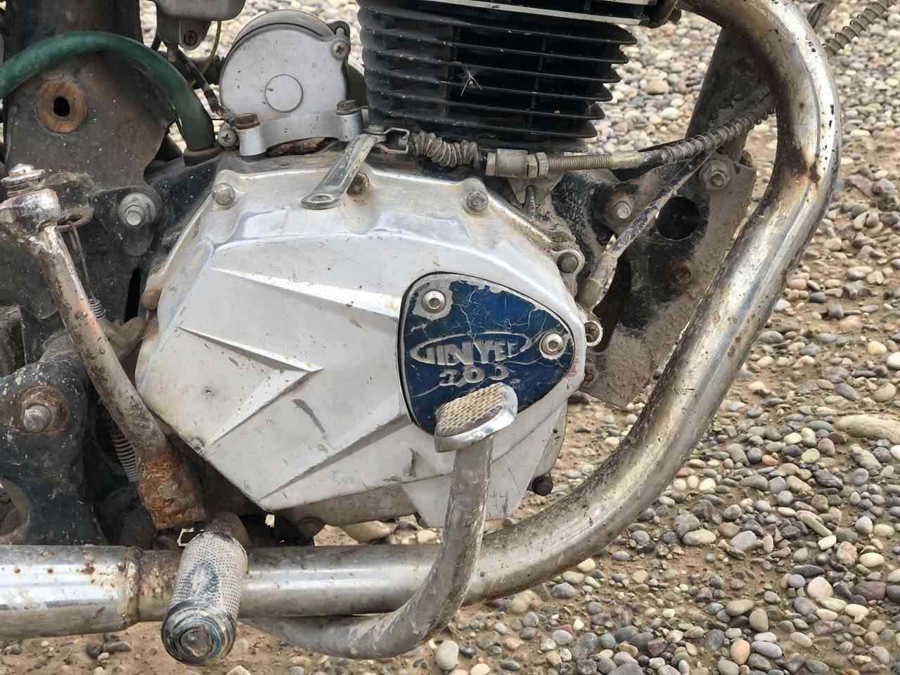 سلام عليك موطور لل بيع 
المحرك ٢٠٠
جوز تواير البارحه شديتهن
هندل واحد شرط  السعر خابرني وتدلل عليه 
 ملاحظه هوه شغال بس عايزو لاستيكه  الي تصير بين الكابريته ول شوته ***********
