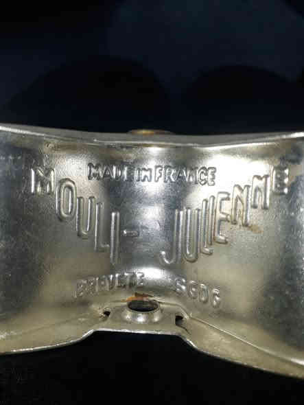 السلام عليكم براشه صناعه فرنسي اصلي مع ثلاث شفرات بيها نقص بس الهندر العنوان موصل للاستفسار الاتصال على الرقم ***********
