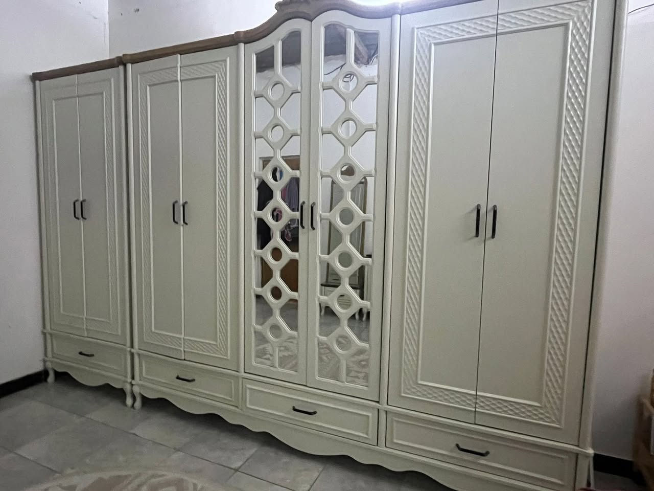 الغرفه صارهه 
اقل من سنه
كل ضرر مابيه نضافه 100
تجي وتشوف بعينك الله شاهد اني ماخذهه 3 مليون وميه حته وصل المعرض موجود اني لئن اريد ابني فوك فاا مايكفي المكان 
7 قطع الخشب المضغوط البيبان كل جكات شفط
اريدها مليون و٢٠٠


**إذا كنت صاحب هذا الإعلان وتريد حذفه لأي سبب، رجاءا أرسل رسالة إلى الدعم الفني**