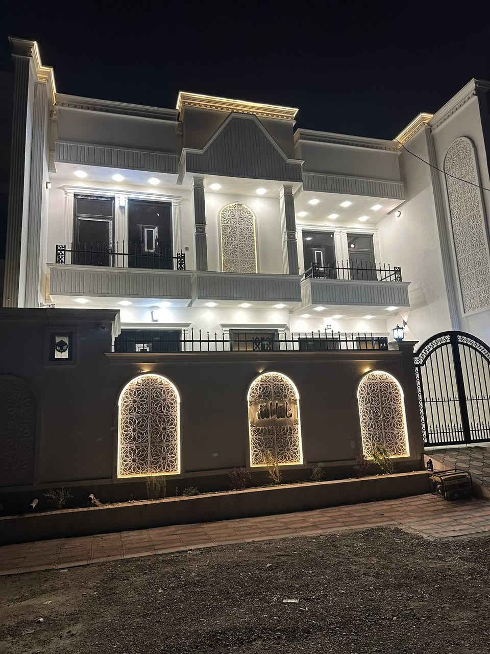 ((بسم الله الرحمن الرحيم))
🏡          🏚 

#بيت_للبيع         

🔴في الجغيفي ثانيه

🔴 كاع بيت نايل 

✅المساحة 220
 
مكون من 5غرف نوم
 صالات2
ومطبخ 
واستقبال 
حمام عدد2
مناور عدد 2

 🛣 الشارع 🛣🛤 : 10

🗒📑⚖️ نوع الملك : طابو زراعي صرف علمن عند الشراء تدخل مباشرتا بل سند المشترك الطابو لصرف الازراعي

💸💰 السعر  💰💸: 200🔴 وبي مجال

للاستفسار : مراجعة 
🥇 مكتب الدليمي 🥇
🩸📍العنوان الجغيفي _نهايت سياج المقبرة على السايد الايمن.                         
                                     
            📱📲  للاتصال :  ميثم*********** 📞☎️

#عقارات_الفلوجة #عقار_للبيع #عقارات_الانبار #عقارات_العراق  #العقار #عقار
#العقار_للبيع #للبيع #بيع #بيت #بيوت #قطعة #قطع
#ارض
