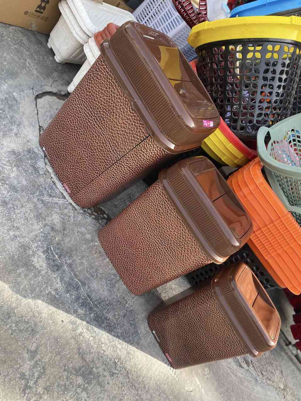 وصلت بضاعة متنوعة بلاستك ومواد مختلفة جملة ومفرد يوجد خدمة توصيل ويوجد نقليات مراسلة على الرقم ***********
