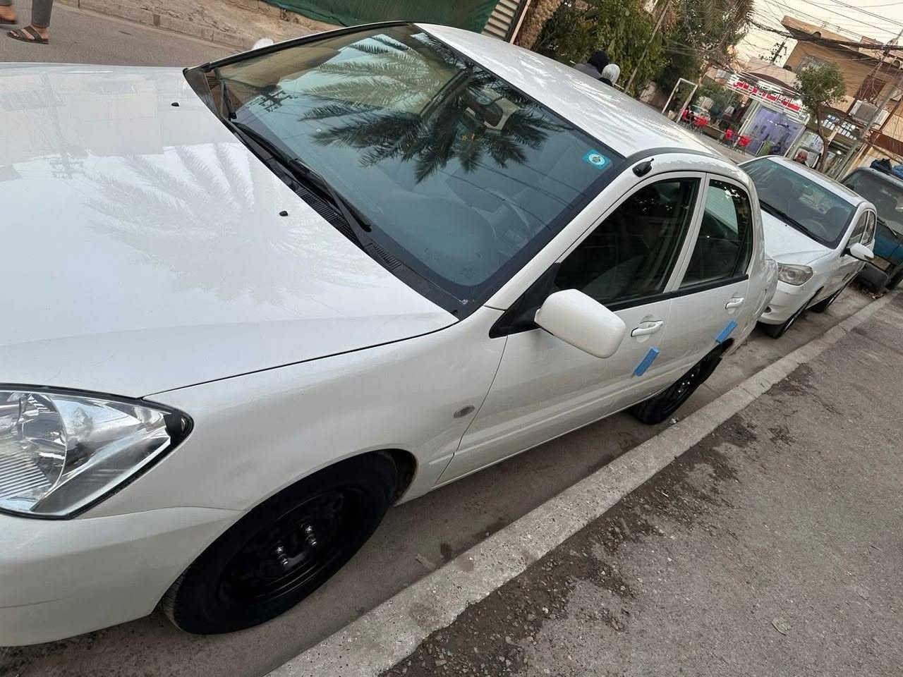 السلام عليكم لانسر ٢٠٠٩خليجي بيها دوسه جوة باب يمنه فقط يعني مابيها حادث مكينه 2.0 عليها منضومة غاز يعني ماكو صرف تخم تاير جديد صدر جديد بيها بس اذن مكينه 
بيها تكحيلات فقط سيارة عليها ادامة بوليش  تحويل مباشر رقمه ديالى ماشية ١٩٠الف
السعر ٩٥$ بيها مجال قليل
مكان يم جسر مثنى قرب جزيرة بغداد السياحة 
رقم ***********
